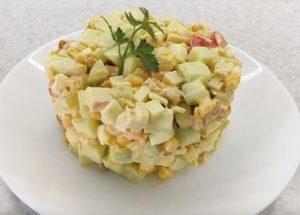 Prepariamo una deliziosa insalata con bastoncini di granchio e cracker secondo una ricetta passo-passo con una foto.