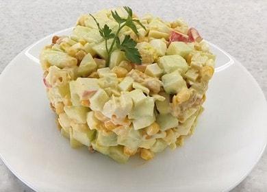 Wie lernt man, wie man einen köstlichen Salat mit Krabbenstangen und Crackern zubereitet?