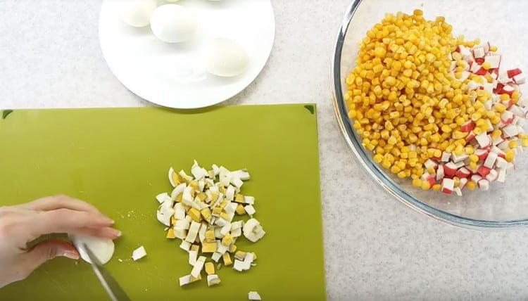 Uova sode finemente tritate e aggiungere all'insalata.