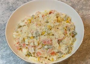 Prepariamo una deliziosa insalata con bastoncini di granchio e cetrioli secondo una ricetta passo-passo con una foto.