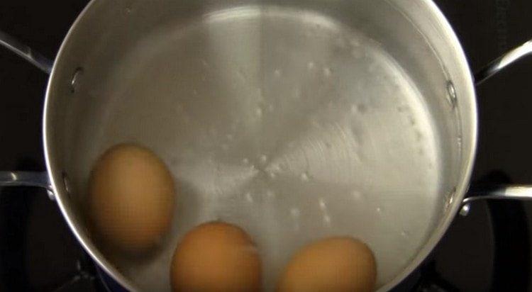 Сварете твърдо сварени яйца.