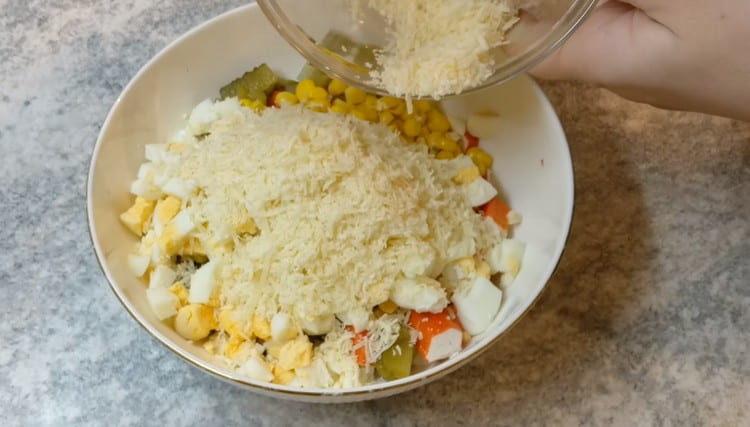 Προσθέστε το τριμμένο τυρί στη σαλάτα.