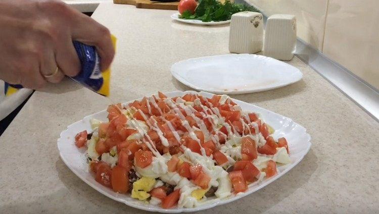 laita tomaatit päälle ja lisää majoneesi.