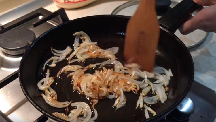 Friggere la cipolla tritata in una padella fino a doratura.
