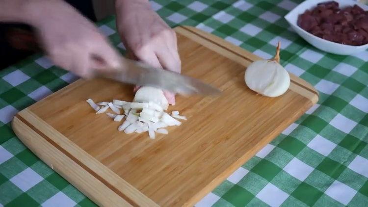 Για να μαγειρέψετε, ψιλοκόψτε το κρεμμύδι