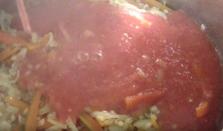 أضف كتلة الطماطم إلى المقلاة.
