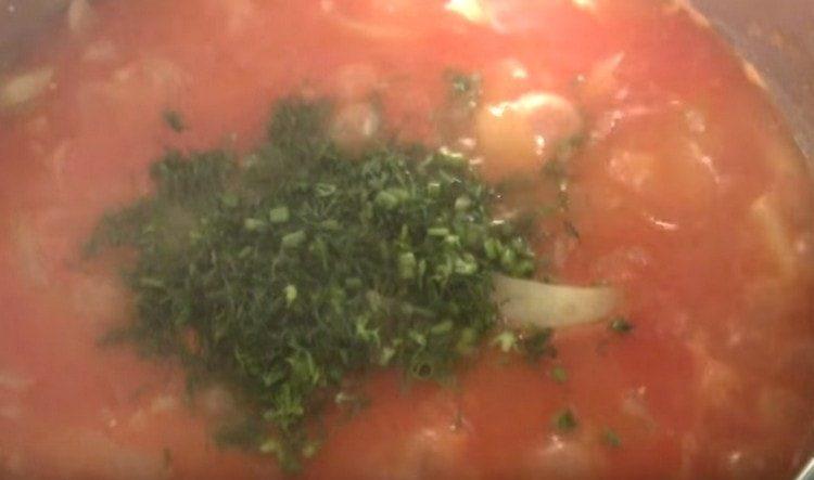 Macinare le verdure e metterle in un'insalata.