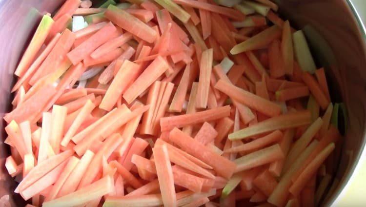 Нарежете морковите на ивици.
