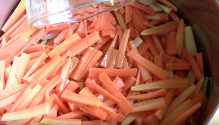 Към морковите добавяме вода и растително масло.