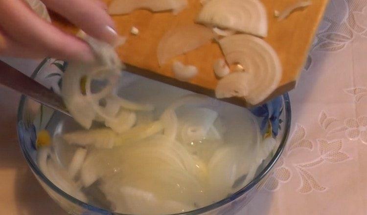 sudėkite svogūną į marinatą.