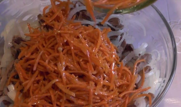 In der Salatschüssel kombinieren wir Leber, eingelegte Zwiebeln und koreanische Karotten.