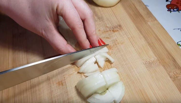 يقطع البصل إلى أربع حلقات.