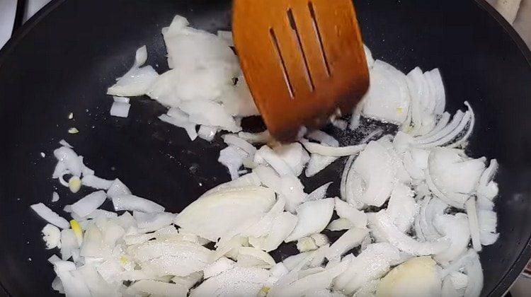 Friggere le cipolle in una padella con zucchero e sale.