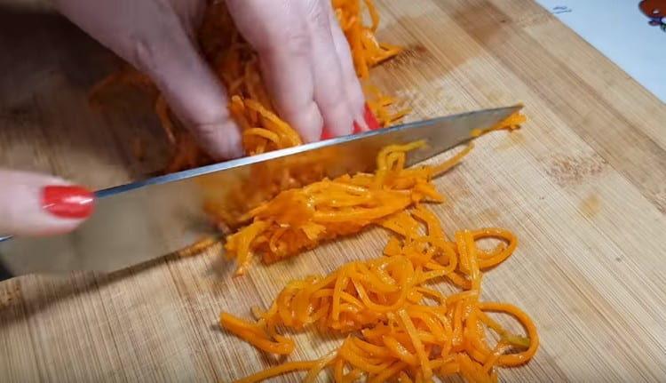Koreanische Karotten in kleinere Stücke schneiden.
