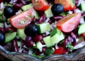 Hihetetlenül ízletes saláta főzése bab- és zöldségfélékkel: egy recept lépésről lépésre.