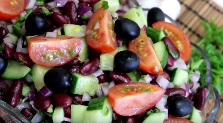 Étvágygerjesztő saláta babbal és zöldségekkel kész.
