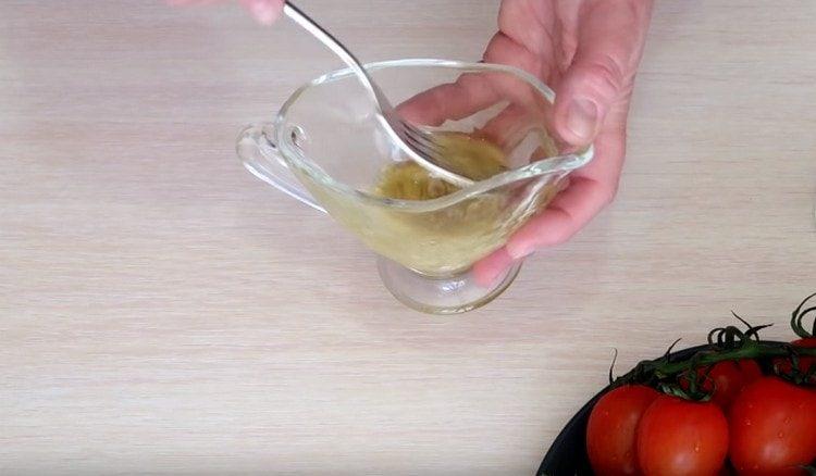 Sbattere l'olio vegetale con una forchetta, aggiungendo senape ad esso