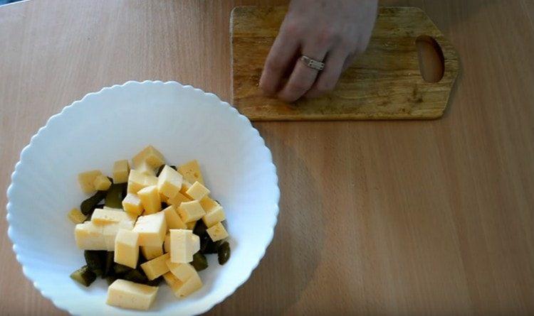 Couper le fromage en dés.