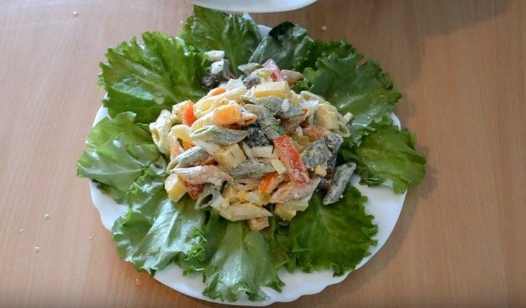 Ang mga pasta salad na ito ay maaaring ihanda sa bahay.