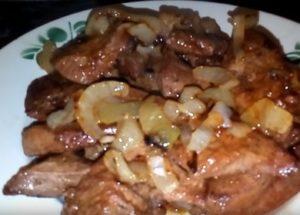 لحم الخنزير الطري: وصفة للطهي في مقلاة.