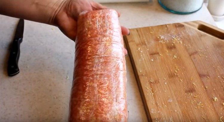 Ecco una semplice ricetta per preparare il salmone salato a casa.