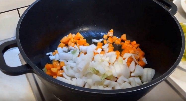 Τρίψτε πρώτα τα κρεμμύδια και τα καρότα.