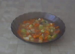 Prepariamo una zuppa leggera di zucchine e patate secondo una ricetta passo-passo con una foto.
