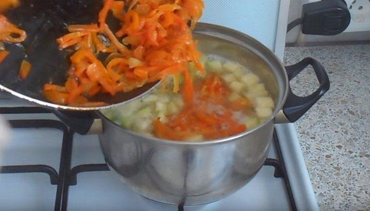 Į sriubą įpilkite kepimo.
