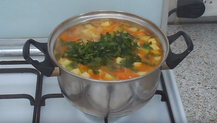 Σε σχεδόν έτοιμη σούπα από κολοκυθάκια και πατάτες, μπορείτε να προσθέσετε χόρτα.