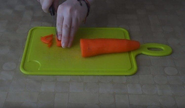 Leikkaa porkkanat nauhoiksi.