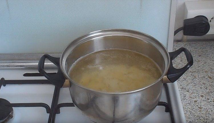 Nasekané brambory nalijte vodou, vařte.