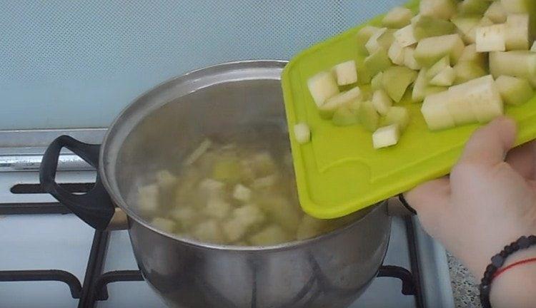 Magdagdag ng zucchini sa pan ng patatas