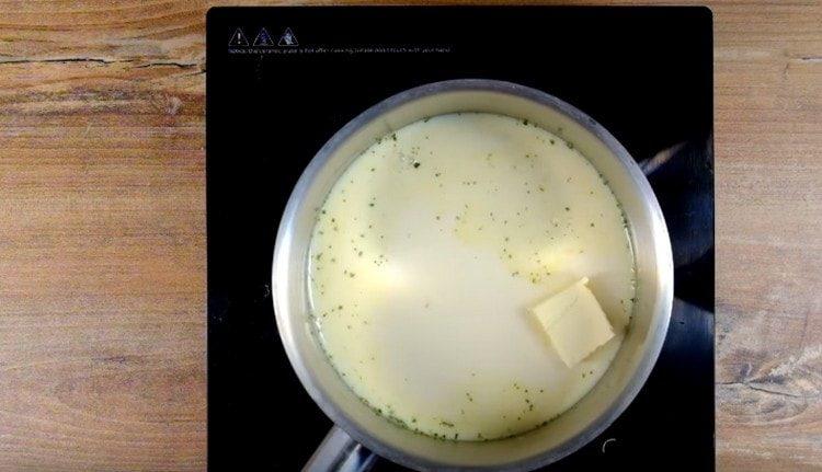 Gießen Sie die Brühe, Milch in einen separaten Topf, fügen Sie ein Stück Butter hinzu.
