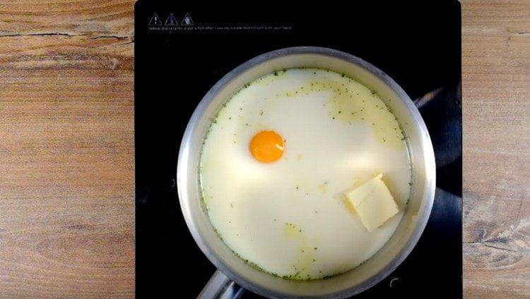 Προσθέστε επίσης τον κρόκο αυγού.