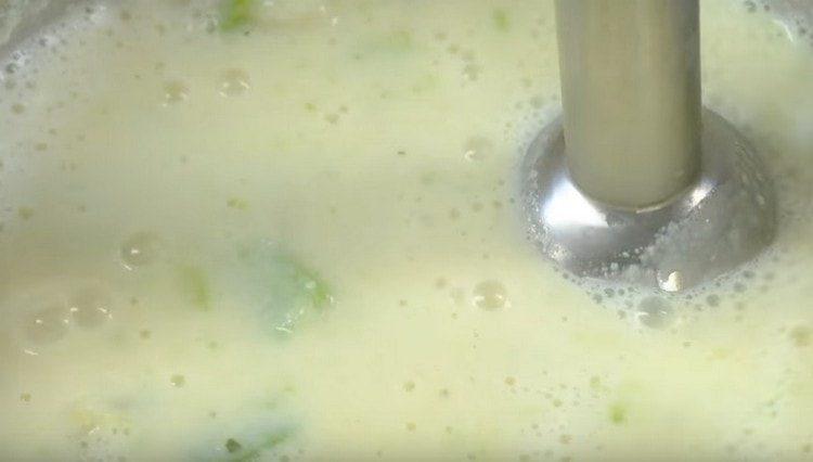 Mahlen Sie die fertige Suppe mit einem Stabmixer.