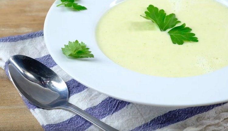 Al servizio, la purea di zuppa di cavolfiore può essere guarnita con erbe tritate.
