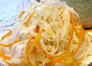 Masarap sauerkraut araw-araw: recipe na may mga hakbang-hakbang na mga larawan.