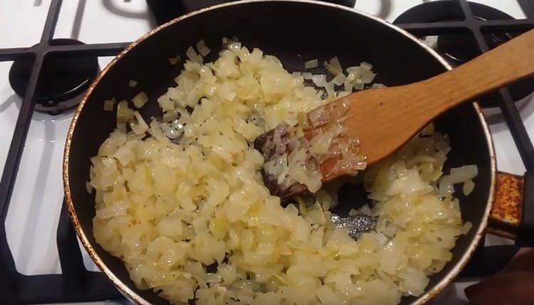 Friggere la cipolla fino a doratura.