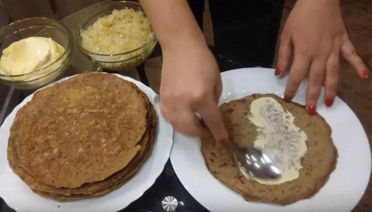 grasa ang pancake na may mayonesa.