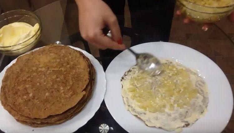 Ikalat ang isang maliit na sibuyas sa tuktok ng mayonesa.