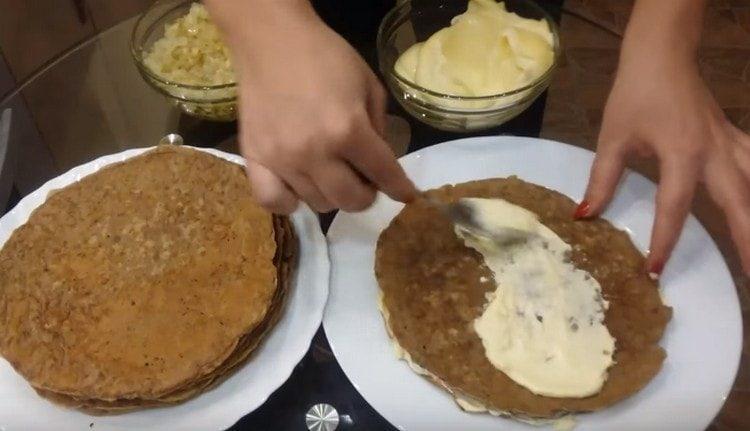 Ang susunod na pancake ay greased lamang may mayonesa.