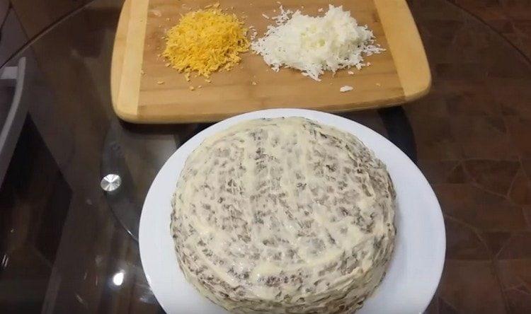 Pahiran ang cake na may mayonesa sa mga gilid at tuktok.