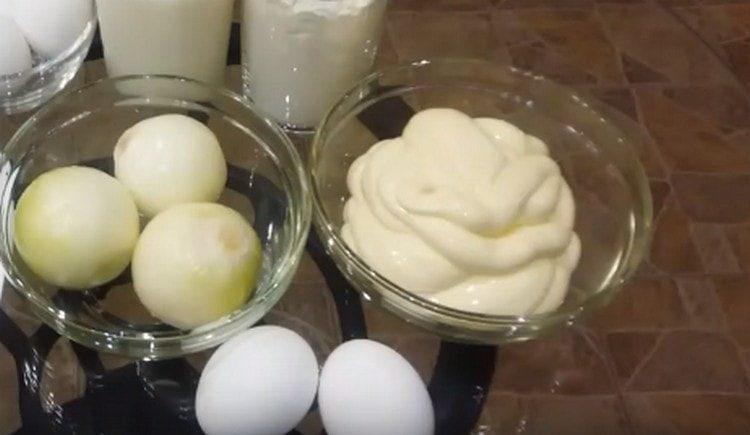 Kochen Sie zwei Eier, um das Gericht zu dekorieren.