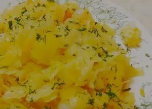 Saftig gedünsteter Kohl mit Zucchini: Nach einem Schritt-für-Schritt-Rezept mit einem Foto kochen.