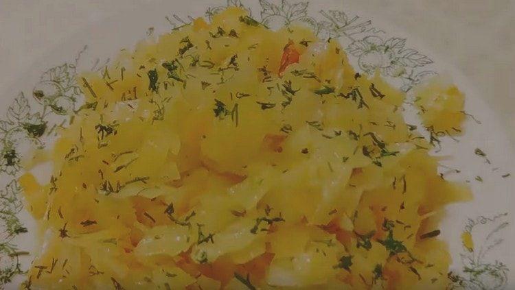Το φρέσκο ​​λάχανο με κολοκυθάκια είναι πολύ νόστιμο.