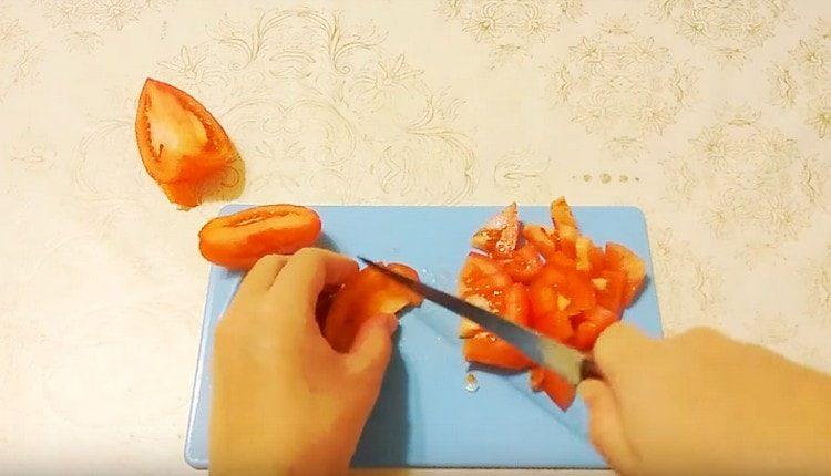 Wir schneiden die Tomate auch in Würfel.