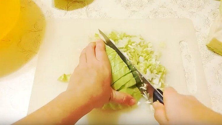 Ανακατέψτε το λάχανο με ένα μικρό ζάρι.