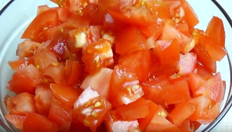 Pomidorus supjaustykite kubeliais.