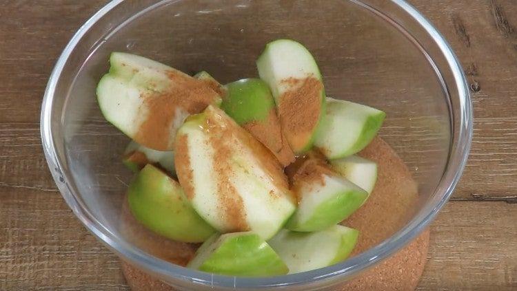 Sekoita omenat kanelilla ja hunajalla.