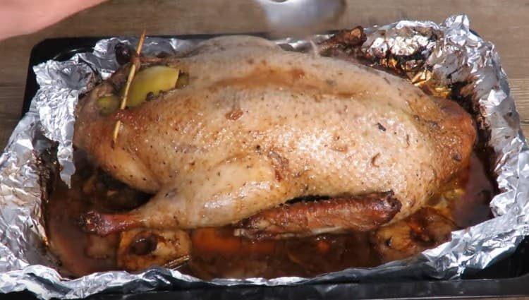 Wir gießen die Ente mit Fett ein und geben sie schon ohne Folie in den Ofen.